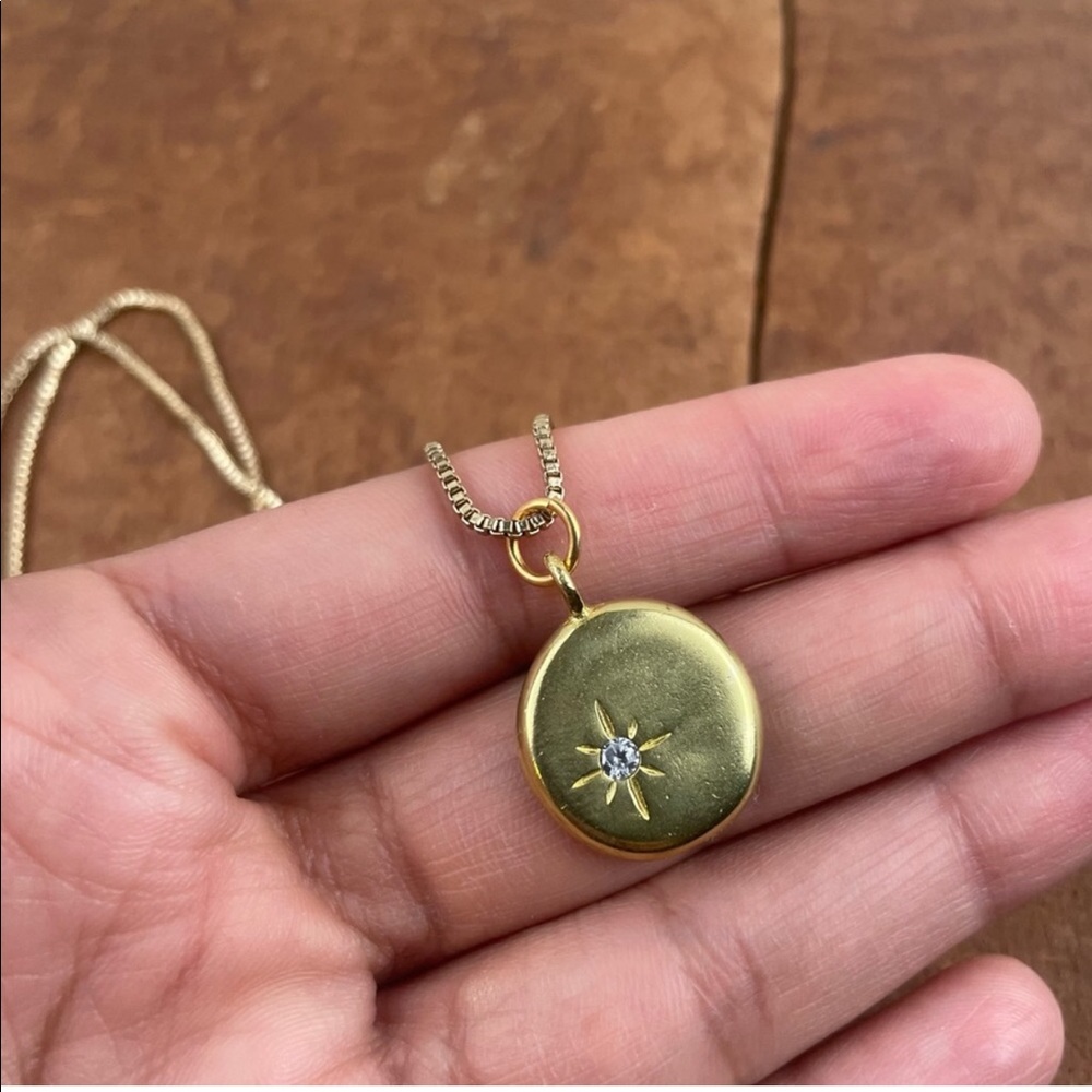 Pendant necklace with rhinestone